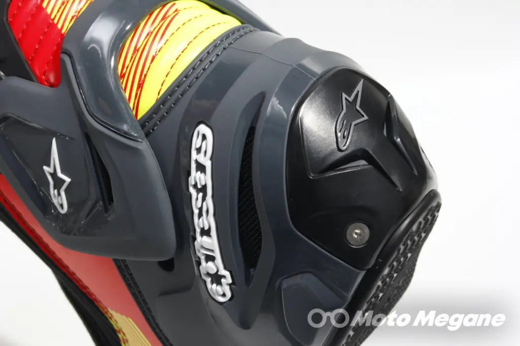 広い可動域と高プロテクションを実現したプレミアム・レーシングブーツ