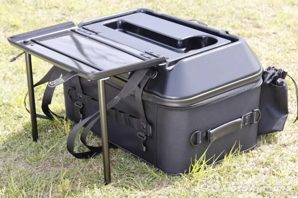 瞬時にテーブルに変身するオリジナリティ！キャンプテーブル