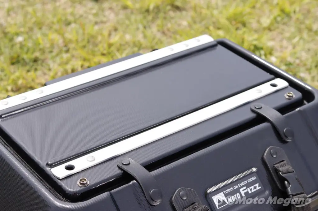 瞬時にテーブルに変身するオリジナリティ！キャンプテーブル