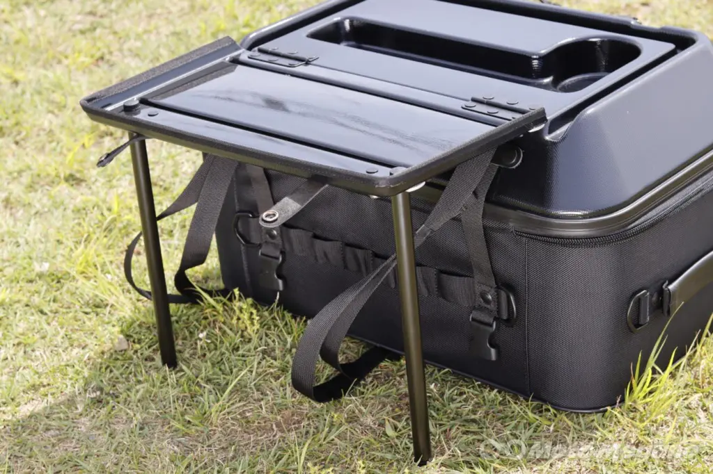 瞬時にテーブルに変身するオリジナリティ！キャンプテーブル