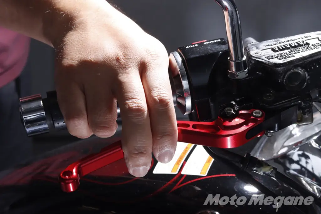 取付も解説 アルミビレッドレバー交換で 見た目 操作性がアップ Motomegane モトメガネ