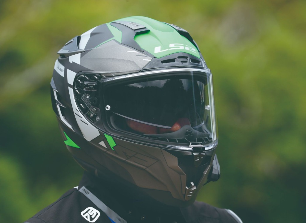 高性能グラスファイバー採用で人気のフルフェイスヘルメット「LS2 CHALLENGER F」をレビュー | MotoMegane(モトメガネ)