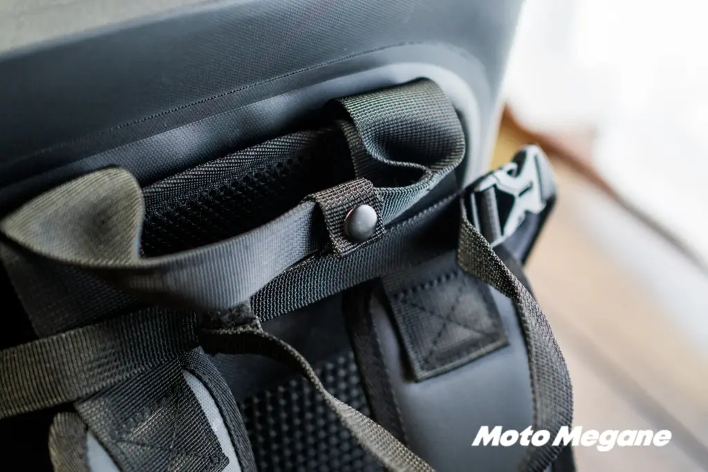 普通のリュックを 背中蒸れないリュック にするバックパックメッシュサポーター使ってみた モトメガネ