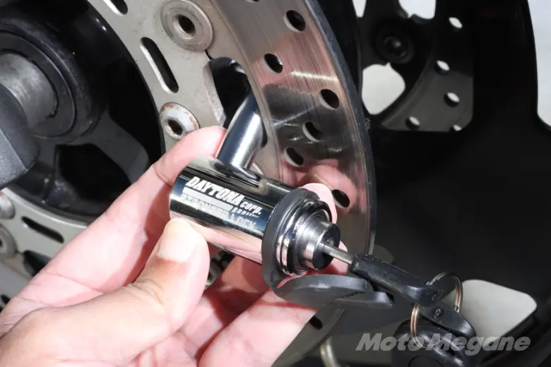 1つの鍵で2つのロック 3通りの使い方 携帯も出来るバイクロック Motomegane モトメガネ