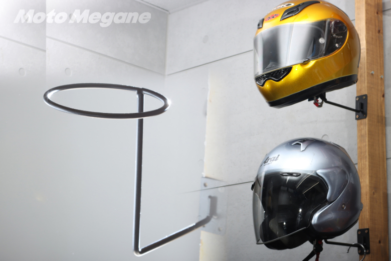 収納場所に困るヘルメットは壁掛けが最適解！？激安ヘルメットハンガー使ってみた！ | 【MotoMegane】バイク・オートバイの情報ならパークアップ