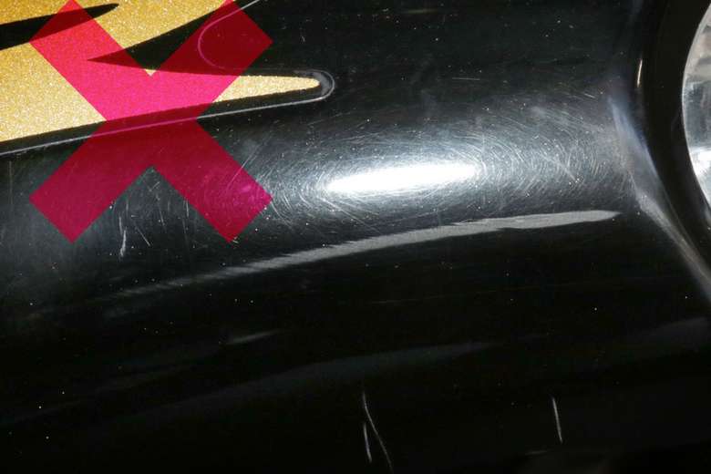 リスク①バタつきによるキズ 起毛していない一般的なバイクカバーによる装着キズ