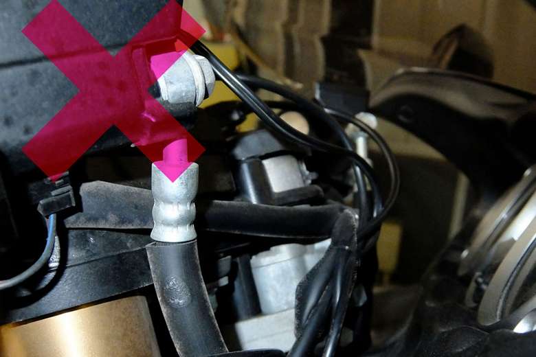 リスク2電装系へのホコリ 雨に当たらない屋内保管でも、ホコリは電装系トラブルの原因になる。