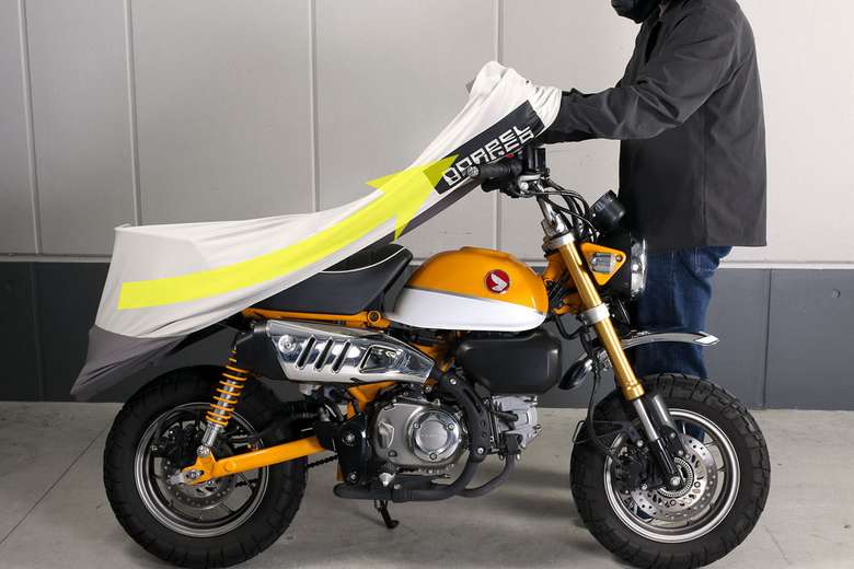 1.カバーをバイク後端から被せていく。