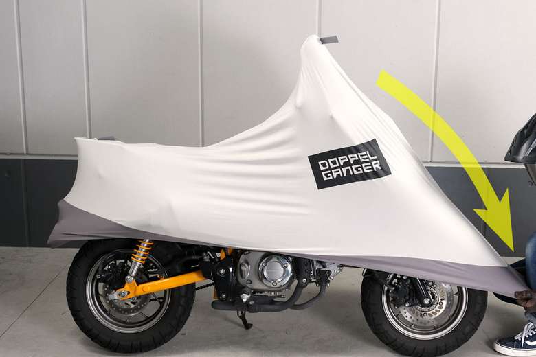 2.生地を伸ばしながら前方へ被せる。一度に掛けようとせず生地の張りを調整しながら掛けていく。