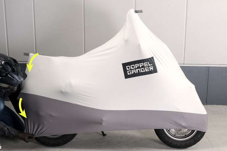 3.カバー後方を引っ張りながら車体全体へ被せ、生地の張りを全体的にならして装着完了。