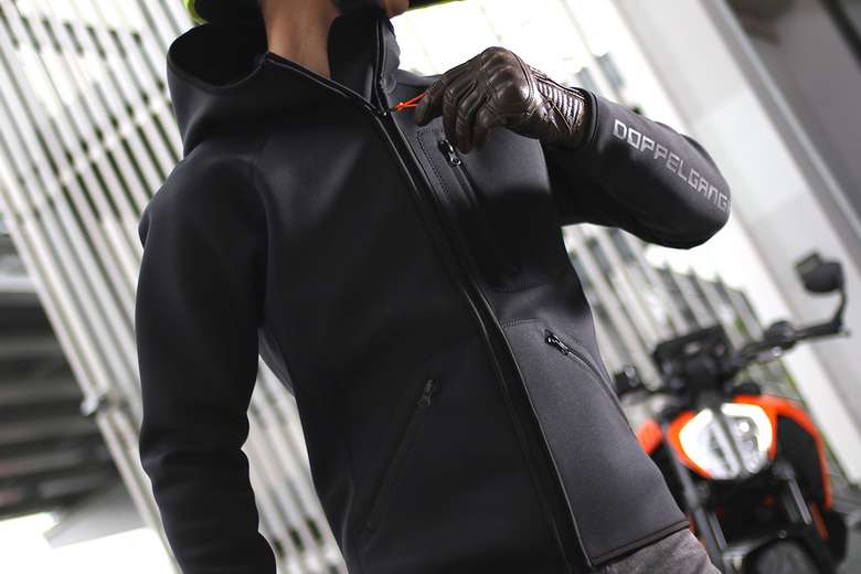 伸縮性あるウェットスーツ素材のインナージャケットで走行風をシャットアウト | 【MotoMegane】バイク・オートバイの情報ならパークアップ