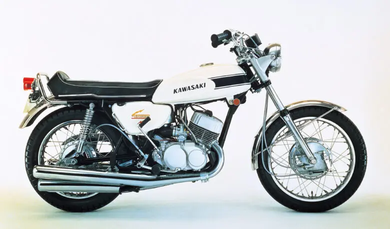 猛烈な加速を魅せるジャジャ馬 カワサキ 500ssマッハ 70s旧車バイク戦国時代 Motomegane モトメガネ