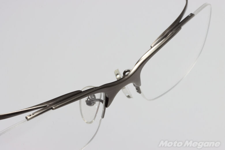 ３種類のチタニウムでライダーの理想を具現化！バイク専用メガネが凄い 