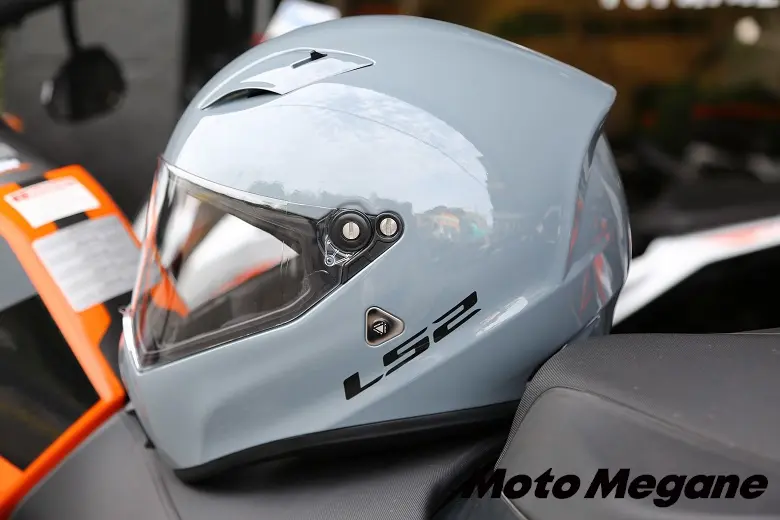 ルックスはスパルタンでも被り心地は超優しいフルフェイスヘルメット