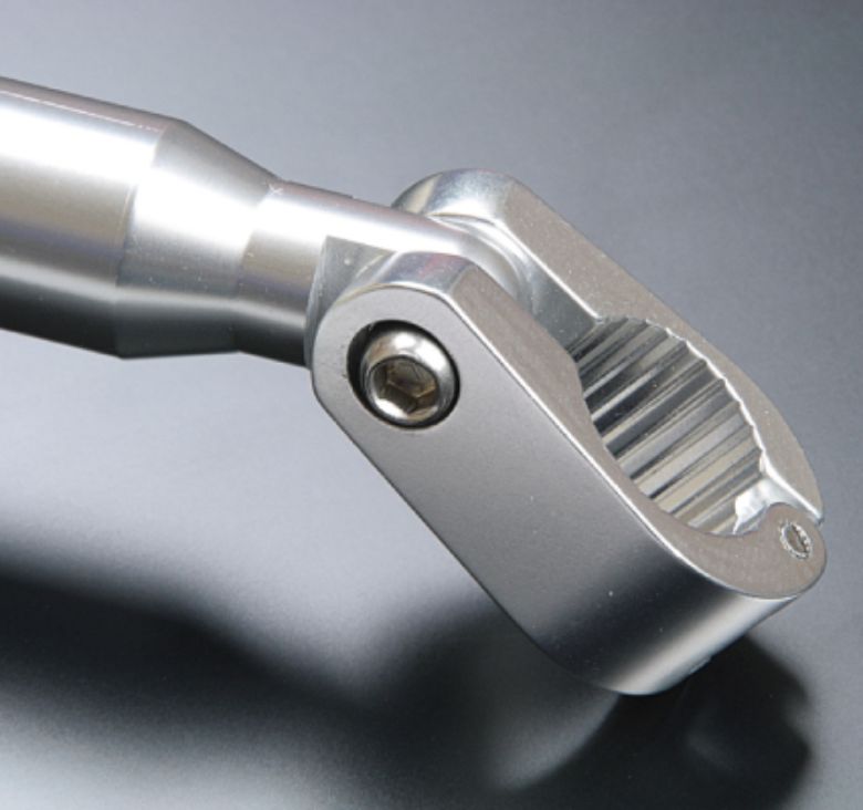 クランプ部はヒンジ式