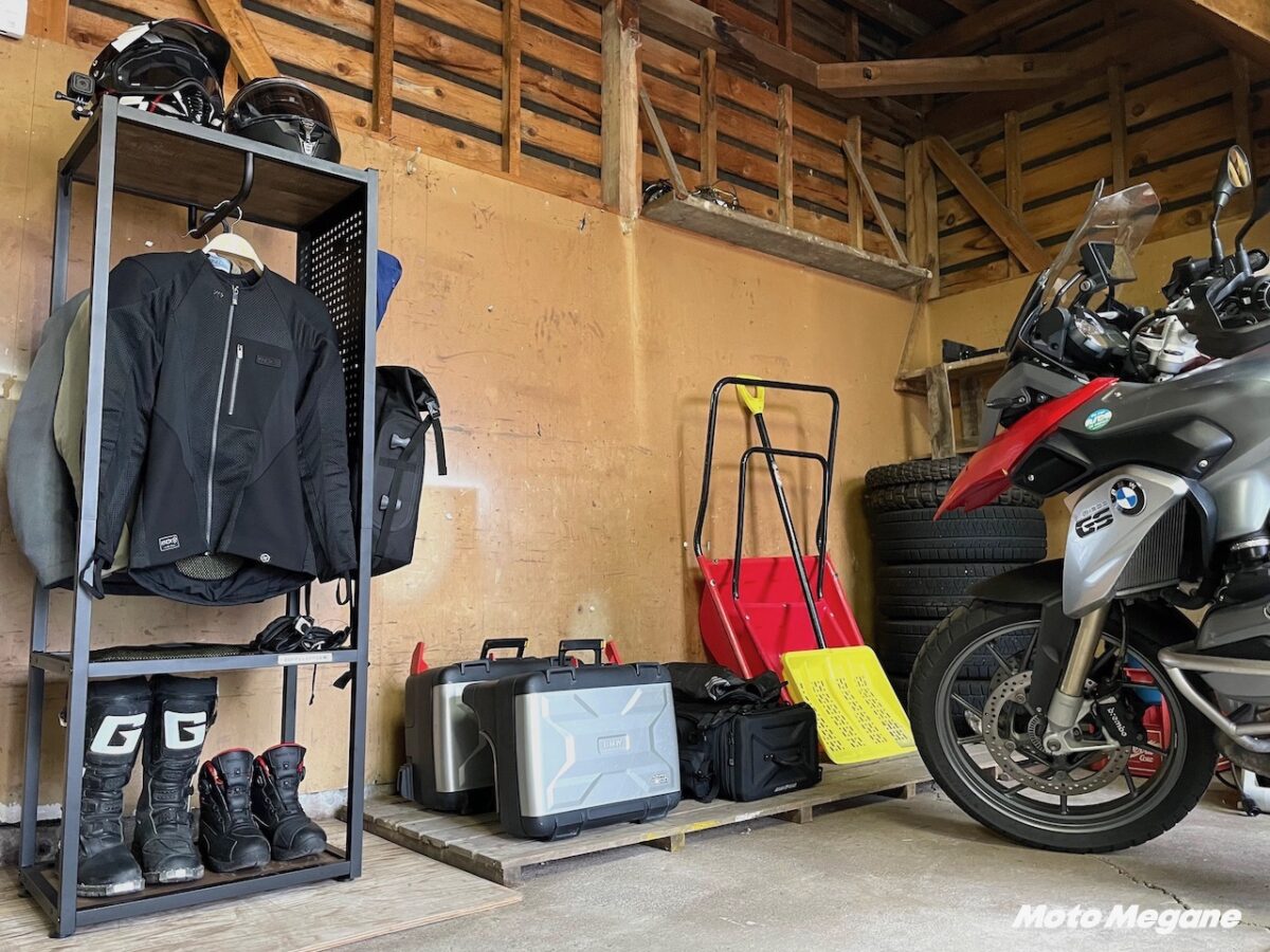 バイク用品をまとめて整理できる”映える収納棚”「ライダーズギア ...