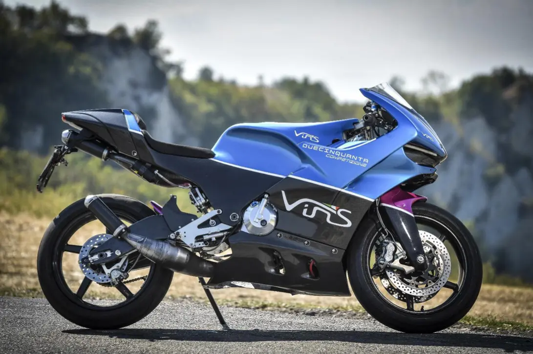 絶滅したはずのバイク 2スト250マシンが現代に復活‼︎ 2022年内に発売