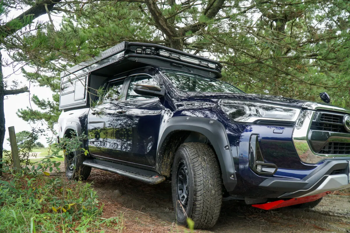 ピックアップトラック　ハイラックス トヨタ ニッサン フォード　 テント ハイラックスサーフ185とiKaMPER SKYCAMP2.0。 逆サイドから見て