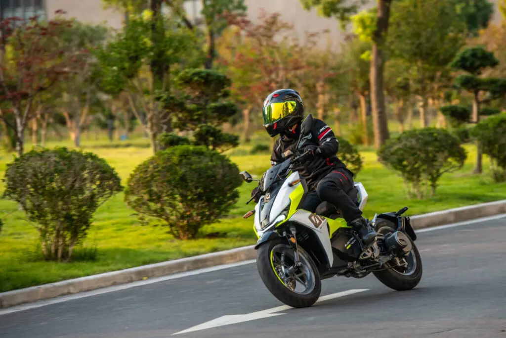 新世代電動スポーツスクーター「FELO FW-06」が日本初登場