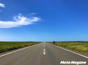 まるで海外!? 地平線が見える絶景ロード「道道106号線」をバイクツーリング 【MotoMegane】バイク・オートバイの情報ならパークアップ