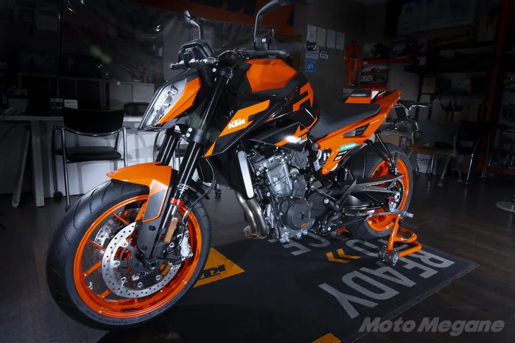 地震が来ても大丈夫!? 「890DUKE R」がクールに映えるスタンドは安定感