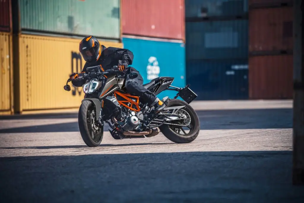 KTM ストリートモデル ネイキッドとスーパースポーツの全11機種を発表