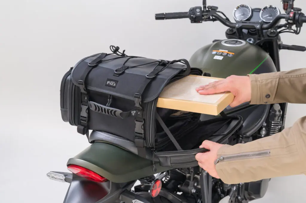 人気のシートバックをより使いやすく改良＆2Way仕様の新作 MOTO FIZZ