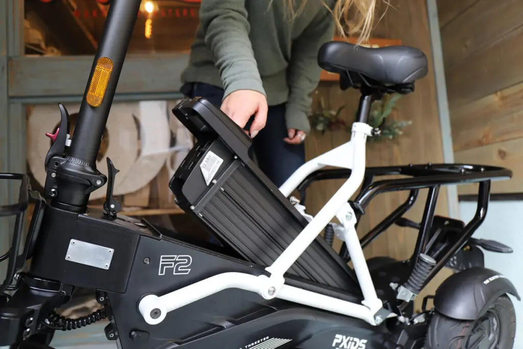 乗り方自由な折り畳み式電動スリーター「PXiD-F2」が3月発売