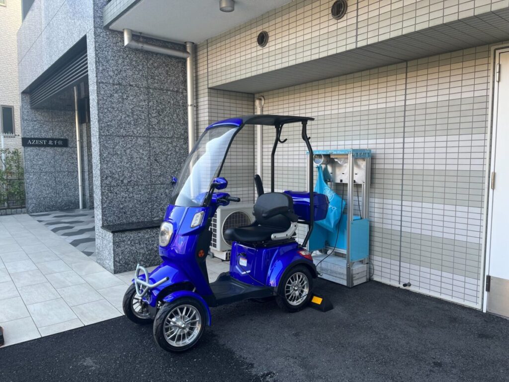 まるでトゥクトゥクのEV版!?　電動バイクもシェアの時代！ 小型EVのテスト運用開始