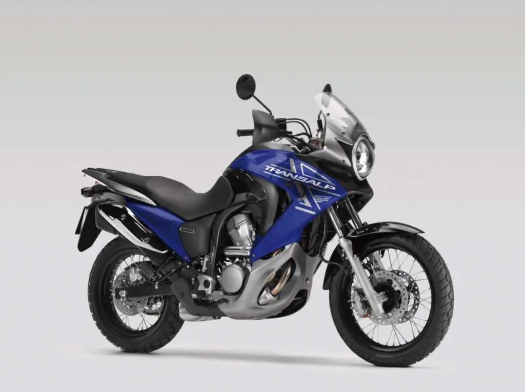 早すぎたルーキー!? トランザルプ400V | 【モトメガネ】バイク