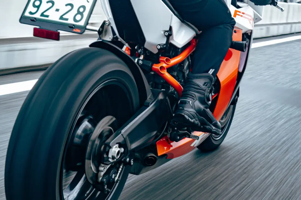 2年使って分かった”ベストバイアイテム”なライディングブーツ【FLAG