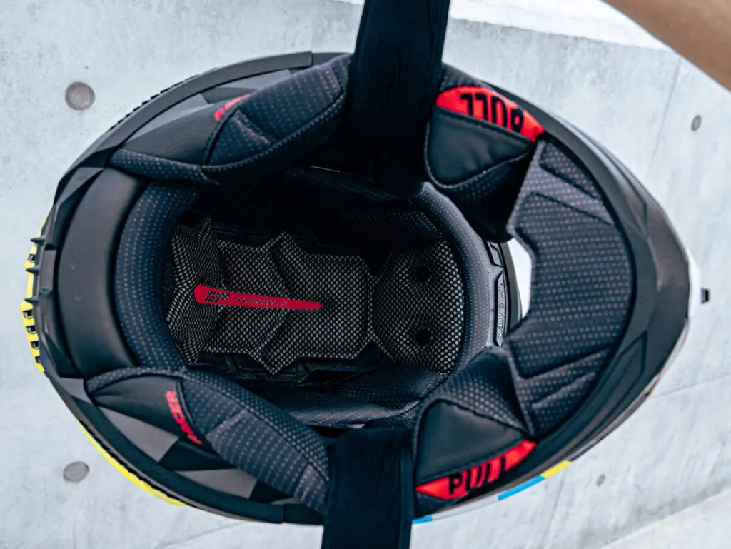 サーキットから公道まで快適な高性能ヘルメット 大型のリアスポイラー