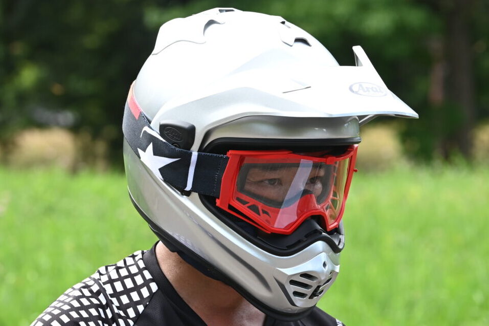 アライの新作シールド付きオフロードヘルメット『ツアークロスV』