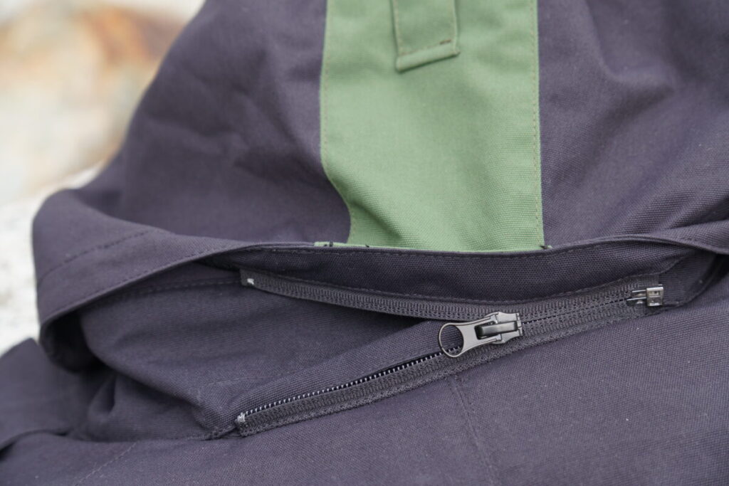 高い安全性を備えたエアバッグジャケットが、街乗りにも合わせやすいカジュアルなデザインとなった！