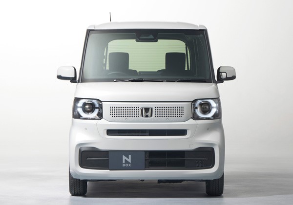 3代目新型「N-BOX」が登場！さらに運転しやすい開放感ある室内空間へ