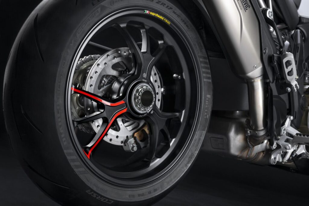 スーパーバイクとツーリングバイクを掛け合わせた「ムルティストラーダV4 RS」発表