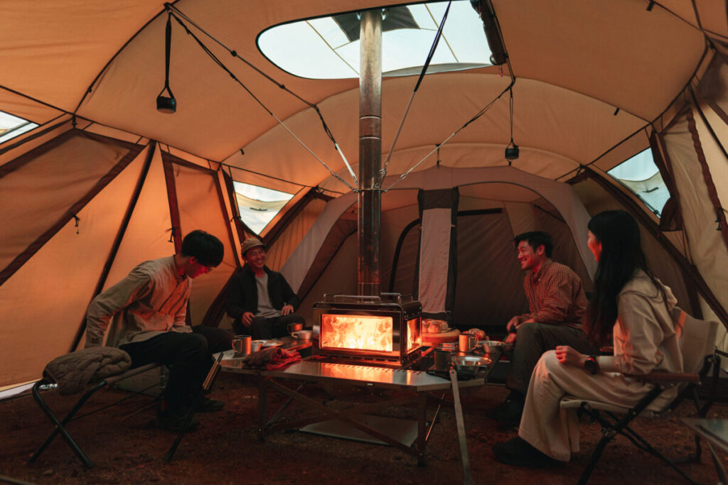 冬でもあたたかな快適キャンプ　薪ストーブ付き二重構造シェルターが登場