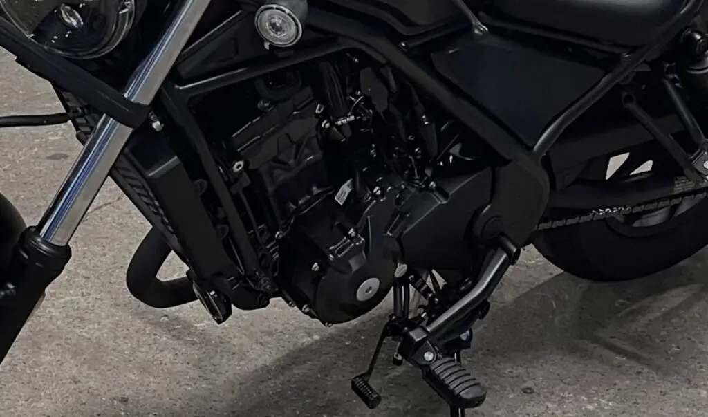 ビギナーでも乗りやすい足つきの良さ マットブラックのクールさも魅力