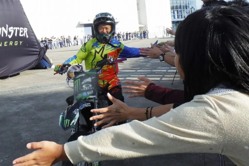 バイクが宙を舞いライダーが技をキメる！ フリースタイルモトクロスの 