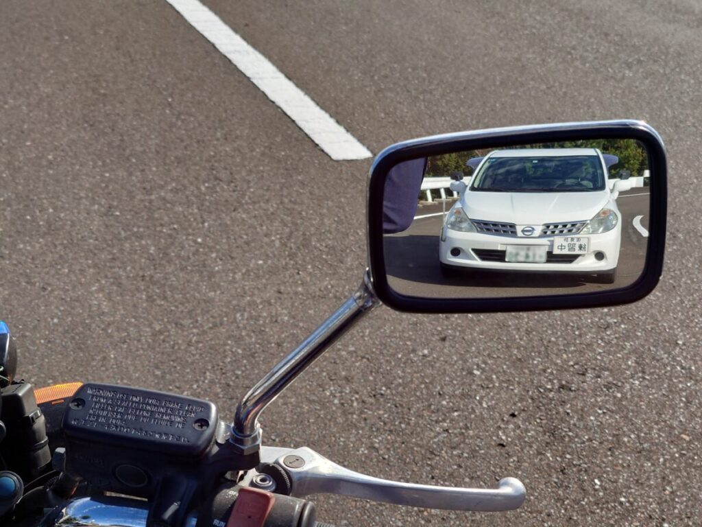 あおり運転に遭ってる？勘違い？ミラー越しに見える後続車両との車間距離