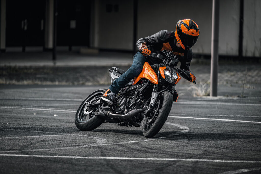 シリーズデビュー30周年となるDUKEから新型モデル2種が登場KTM