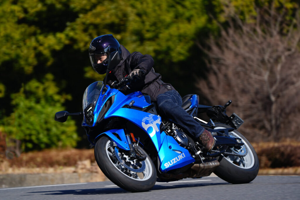 スズキのスポーツバイクの新基準！　GSX-8Rは街乗りからツーリングまでオールラウンドで楽しめる‼