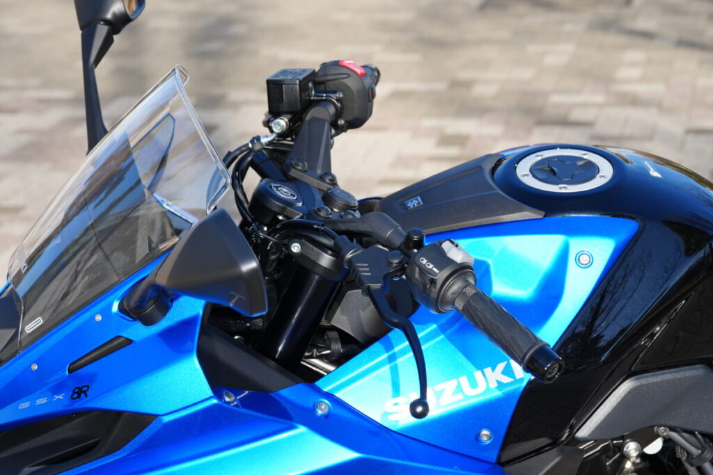スズキのスポーツバイクの新基準！　GSX-8Rは街乗りからツーリングまでオールラウンドで楽しめる‼