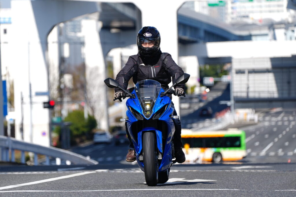 スズキのスポーツバイクの新基準！　GSX-8Rは街乗りからツーリングまでオールラウンドで楽しめる‼