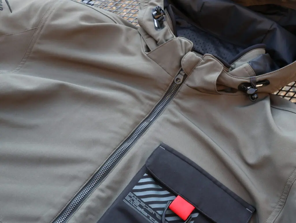 軽い着心地のストレッチ素材 ラフ&ロードの新作バイク用パーカーが便利