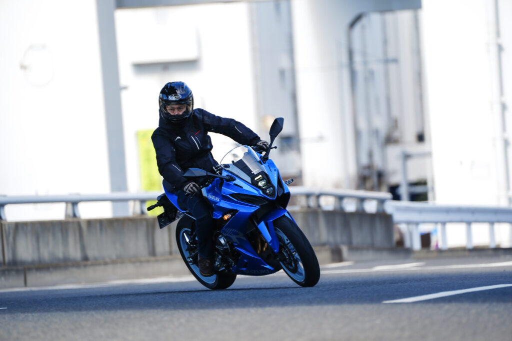 スズキのスポーツバイクの新基準！　GSX-8Rは街乗りからツーリングまでオールラウンドで楽しめる‼