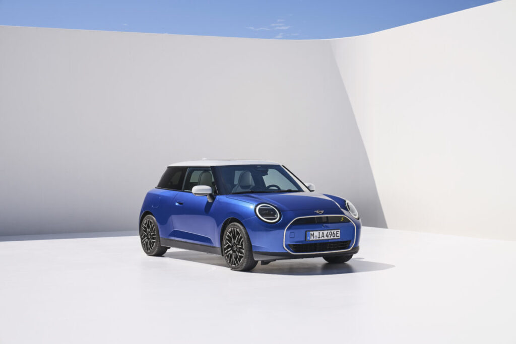 ミニマルな新デザインで登場！　全面改良した「MINI Cooper 3 Door」が発売