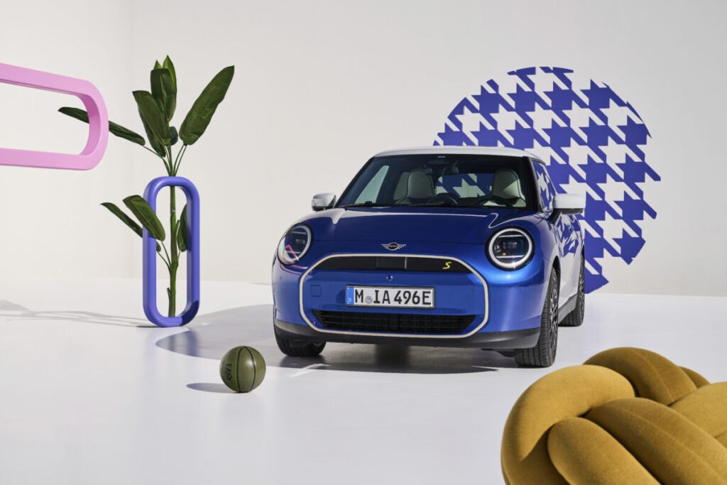 ミニマルな新デザインで登場！　全面改良した「MINI Cooper 3 Door」が発売