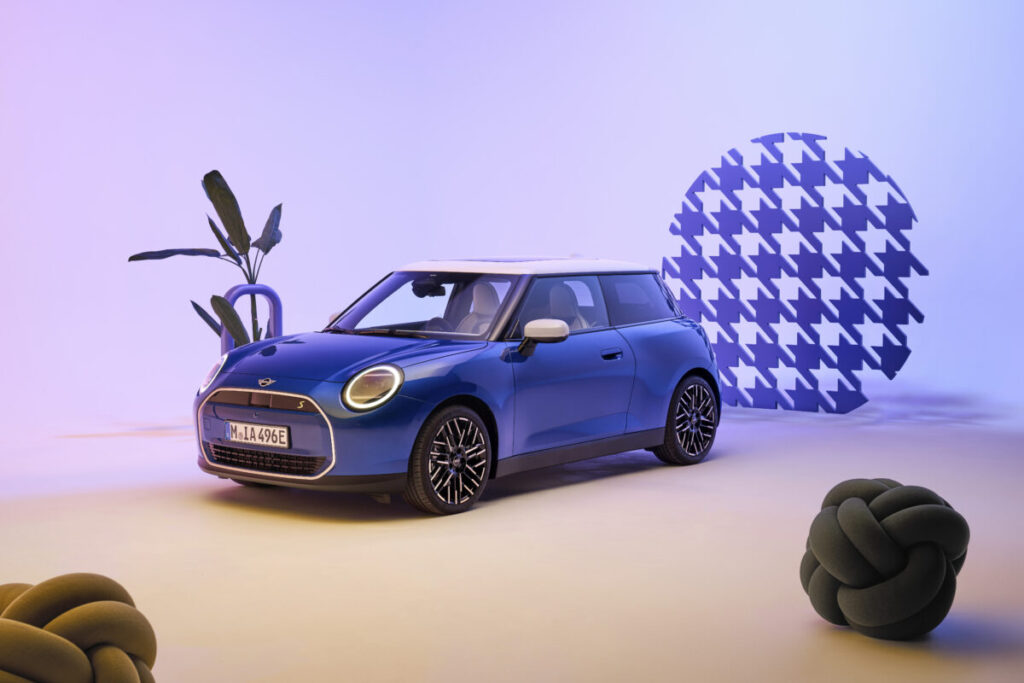 ミニマルな新デザインで登場！　全面改良した「MINI Cooper 3 Door」が発売