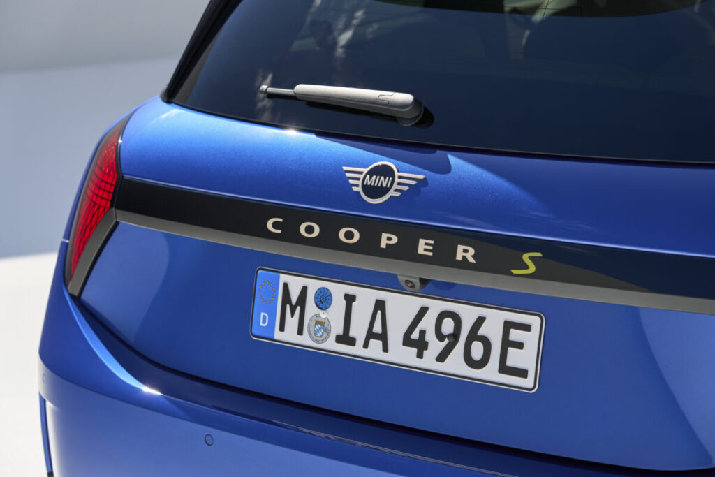 ミニマルな新デザインで登場！　全面改良した「MINI Cooper 3 Door」が発売